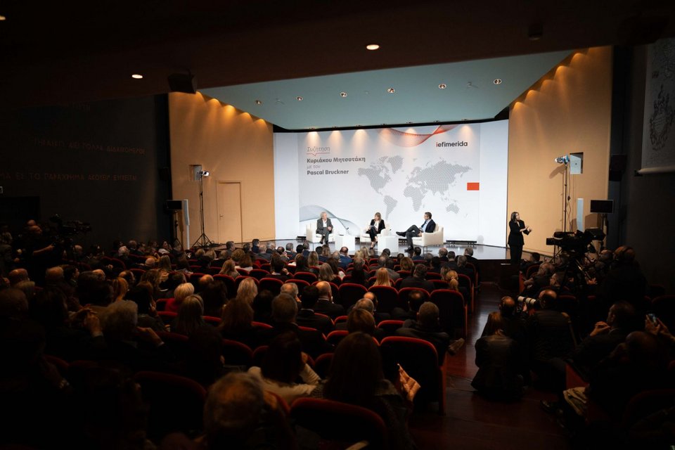 Κατάμεστη η αίθουσα της Αμερικανικής Σχολής για το debate του πρωθυπουργού με τον Γάλλο διανοούμενο