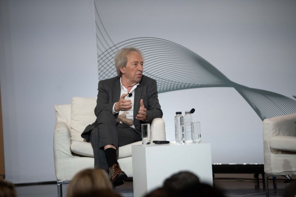 Ο Γάλλος συγγραφέας Πασκάλ Μπρικνέρ κατά τη διάρκεια της συζήτησης με τον πρωθυπουργό Κυριάκο Μητσοτάκη 