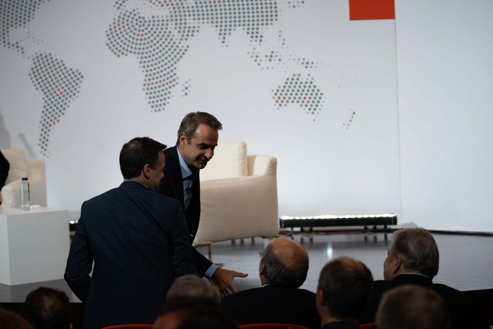 Η άφιξη του πρωθυπουργού στην αίθουσα της εκδήλωσης 