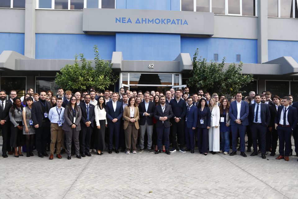 Τα μέλη της νεολαίας του ΕΛΚ φωτογραφήθηκαν με τον πρωθυπουργό έξω από τα γραφεία της ΝΔ / Φωτογραφία: Eurokinissi, ΣΩΤΗΡΗΣ ΔΗΜΗΤΡΟΠΟΥΛΟΣ