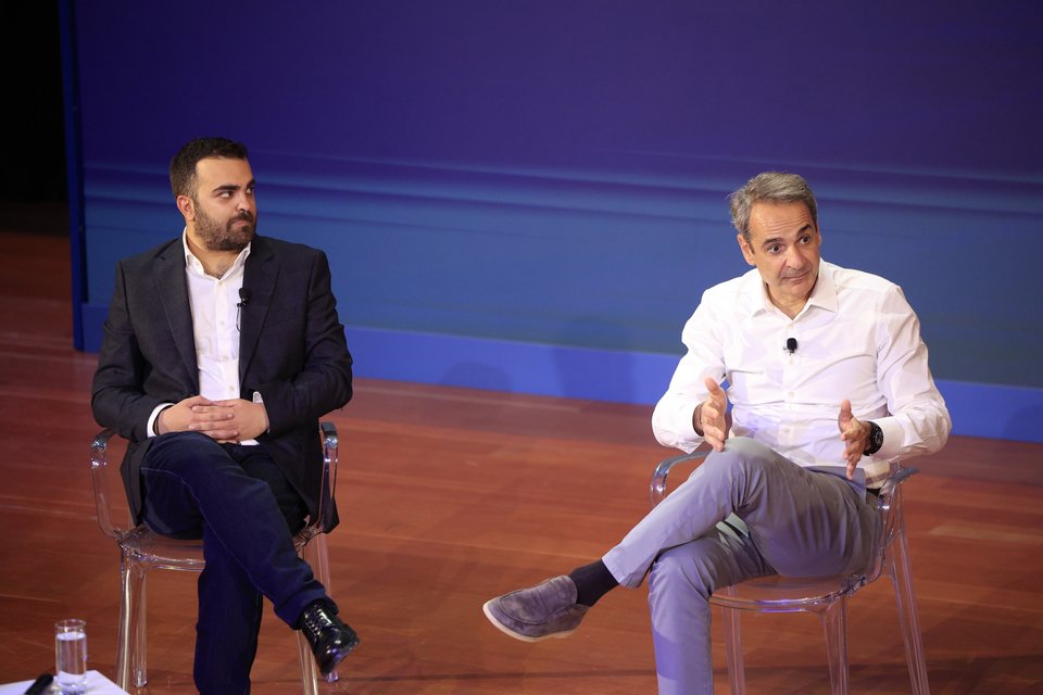 Ο πρόεδρος της ΟΝΝΕΔ Ορφέας Γεωργίου και ο πρωθυπουργός Κυριάκος Μητσοτάκης