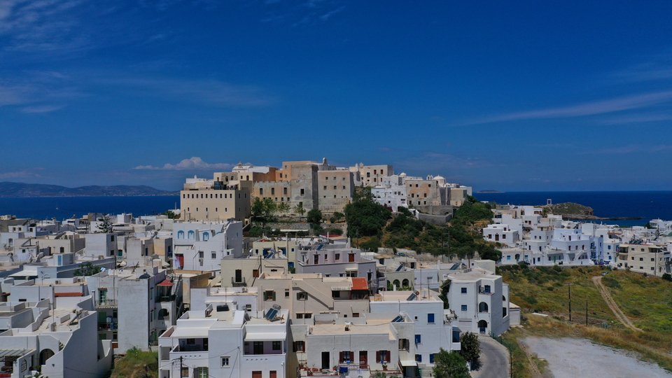 Ο αμερικανικός ιστότοπος με τους εκατοντάδες εκατομμύρια αναγνώστες αναφέρει πως «αν αναζητεί κανείς ένα αυθεντικό ελληνικό νησί χωρίς το χάος υπερτουριστικών προορισμών, η Νάξος αποτελεί την ιδανική επιλογή