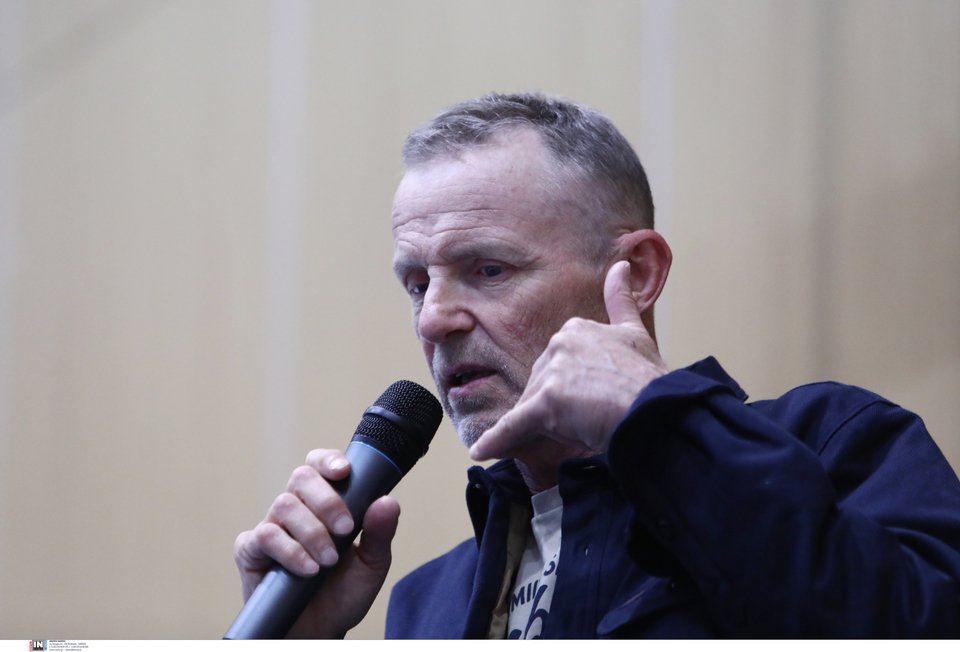 Πώς μια αθώα τηλεφωνική φάρσα που έκανε ως παιδί αποτέλεσε το σημείο εκκίνησης της ιστορίας, που φιλοξενεί το τελευταίο του βιβλίο «Το νυχτόσπιτο»