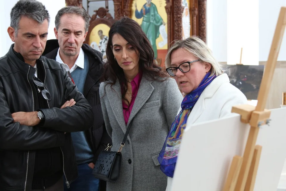 O ΓΓ Δημήτρη Σκάλκος, ο νέος πρέσβης της Ελλάδας στην Ουκρανία Αλ. Δημητρακόπουλος και η βουλευτής Κατερίνα Σπυριδάκη βλέπουν ντοκουμέντα από τα ρωσικά εγκλήματα στην περιφέρεια Κιέβου