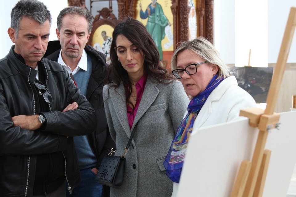 O ΓΓ Δημήτρη Σκάλκος, ο νέος πρέσβης της Ελλάδας στην Ουκρανία Αλ. Δημητρακόπουλος και η βουλευτής Κατερίνα Σπυριδάκη βλέπουν ντοκουμέντα από τα ρωσικά εγκλήματα στην περιφέρεια Κιέβου