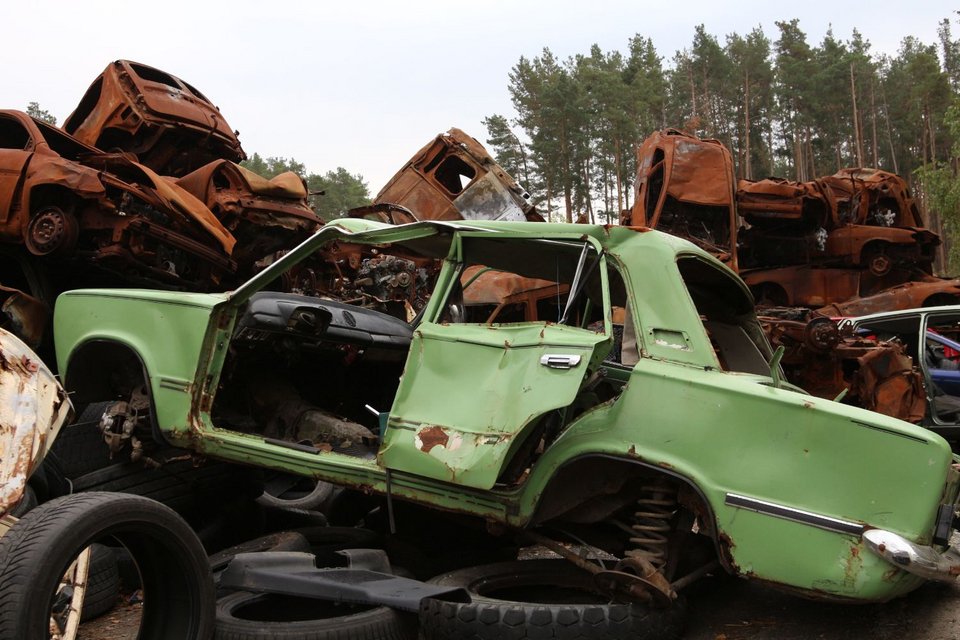 «Nεκροταφείο» οχημάτων πολιτών που προσπαθούσαν να διαφύγουν από τη ρωσική εισβολή και εκτελέστηκαν στο δρόμο
