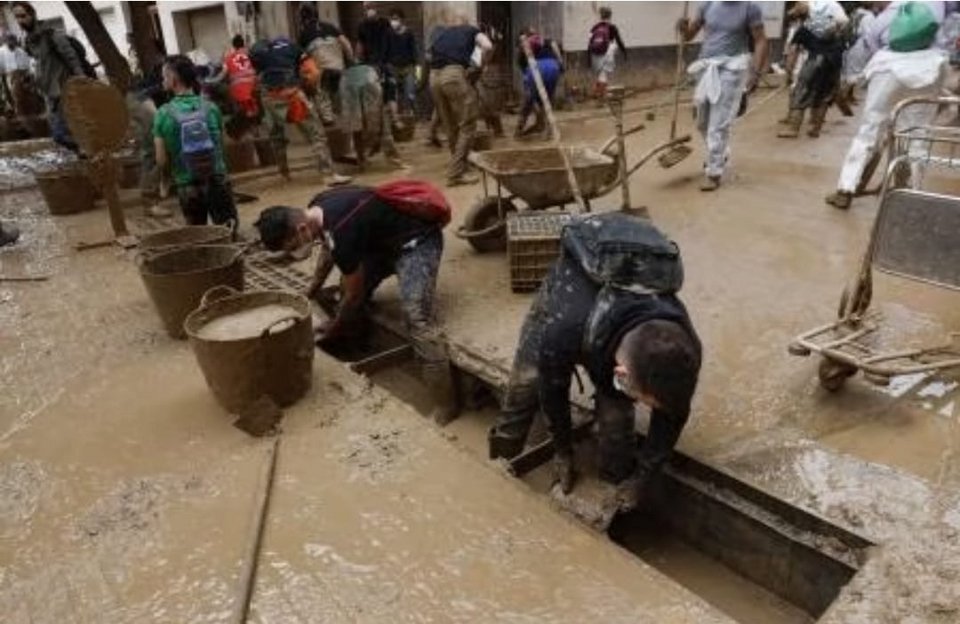 Συνεργεία και πολίτες συνεχίζουν να καθαρίζουν δρόμους από λάσπες, ενώ η κακοκαιρία πλήττει κοντινές περιοχές