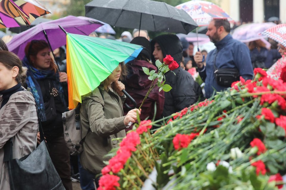 Πλήθος κόσμου στο Πολυτεχνείο με λουλουδια στα χερια