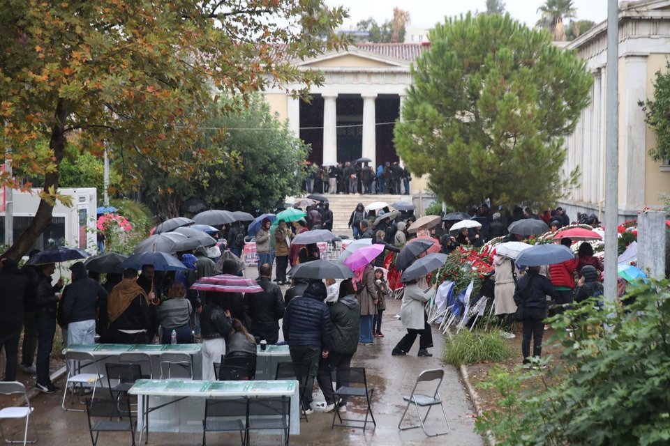 Πλήθος κόσμου στο Πολυτεχνείο