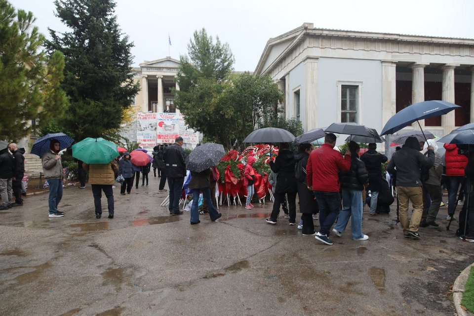 Βρεχει από νωρίς στο κέντρο της Αθήνας