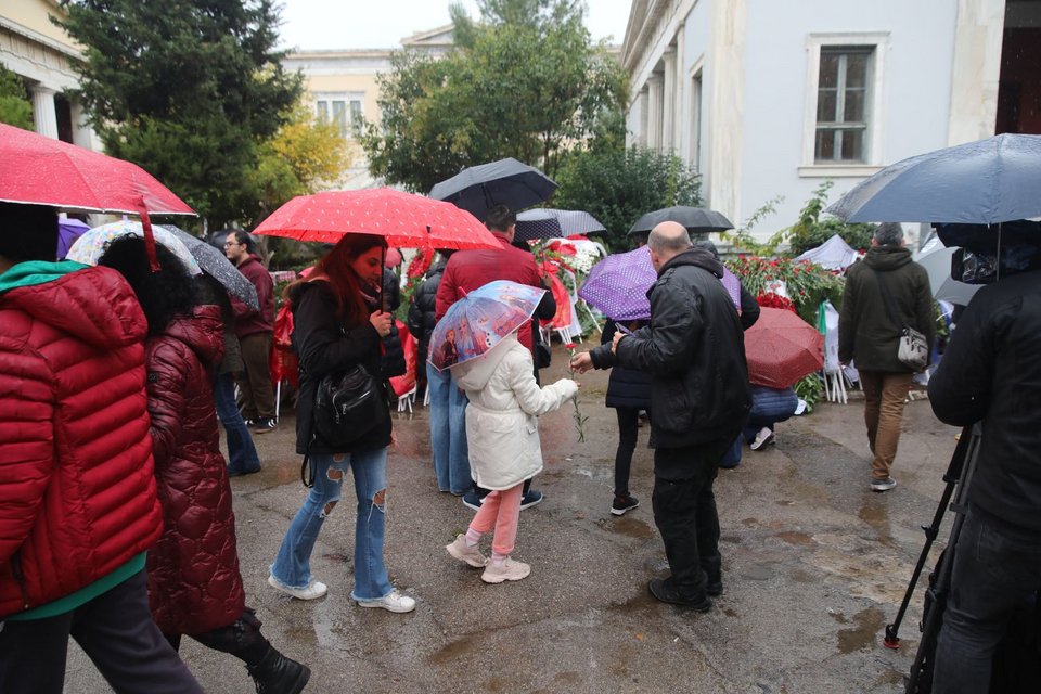 Οικογένειες με λουλουδια στα χερια