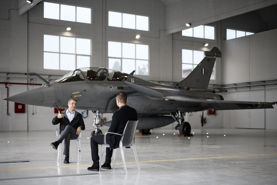 Η συνέντευξη του πρωθυπουργού Κυριάκου Μητσοτάκη στον Αντώνη Σρόιτερ μπροστά από ένα ελληνικό μαχητικό Rafale / Φωτογραφία: Γραφείο Τύπου Πρωθυπουργού