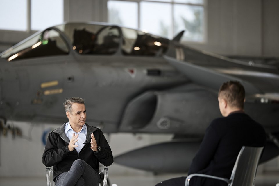 Συνέντευξη του Κυριάκου Μητσοτάκη στον Αντώνη Σρόιτερ με φόντο το μαχητικό Ραφάλ της Ελληνικής Πολεμικής Αεροπορίας στη βάση της Τανάγρας / Φωτογραφία Γραφείο Τύπου Πρωθυπουργού  