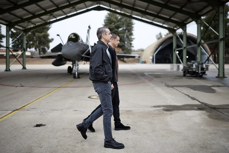 Συνέντευξη του Κυριάκου Μητσοτάκη στον Αντώνη Σρόιτερ με φόντο το μαχητικό Ραφάλ της Ελληνικής Πολεμικής Αεροπορίας στη βάση της Τανάγρας / Φωτογραφία Γραφείο Τύπου Πρωθυπουργού