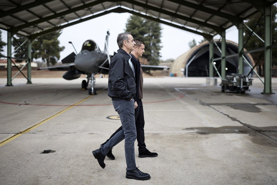 Συνέντευξη του Κυριάκου Μητσοτάκη στον Αντώνη Σρόιτερ με φόντο το μαχητικό Ραφάλ της Ελληνικής Πολεμικής Αεροπορίας στη βάση της Τανάγρας / Φωτογραφία Γραφείο Τύπου Πρωθυπουργού  