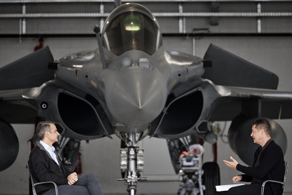 Συνέντευξη του Κυριάκου Μητσοτάκη στον Αντώνη Σρόιτερ με φόντο το μαχητικό Ραφάλ της Ελληνικής Πολεμικής Αεροπορίας στη βάση της Τανάγρας / Φωτογραφία Γραφείο Τύπου Πρωθυπουργού 