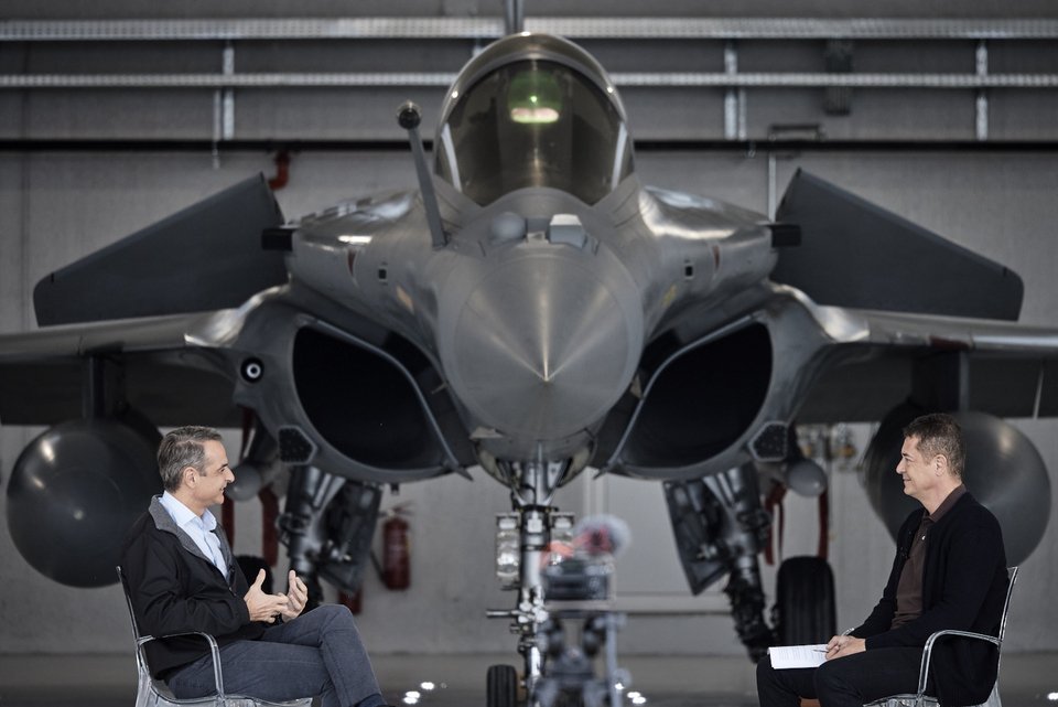 Η συνέντευξη του πρωθυπουργού Κυριάκου Μητσοτάκη στον Αντώνη Σρόιτερ μπροστά από ένα ελληνικό μαχητικό Rafale / Φωτογραφία: Γραφείο Τύπου Πρωθυπουργού