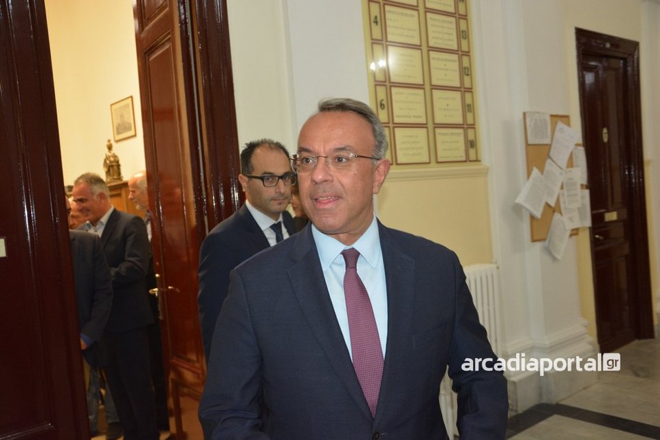 Ο Χρήστος Σταϊκούρας χαμογελάει στα εγκαίνια του δικαστικού μεγάρου Τρίπολης