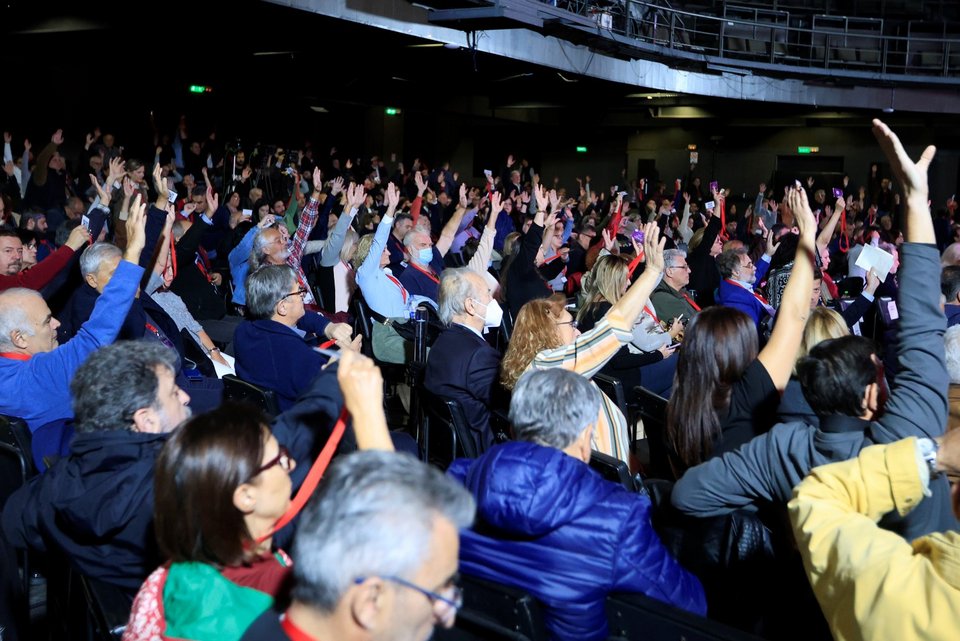 Σύνεδροι ψηφίζουν την απόφαση του Συνεδρίου του ΣΥΡΙΖΑ -Φωτογραφία: Eurokinissi/ΓΙΩΡΓΟΣ ΚΟΝΤΑΡΙΝΗΣ