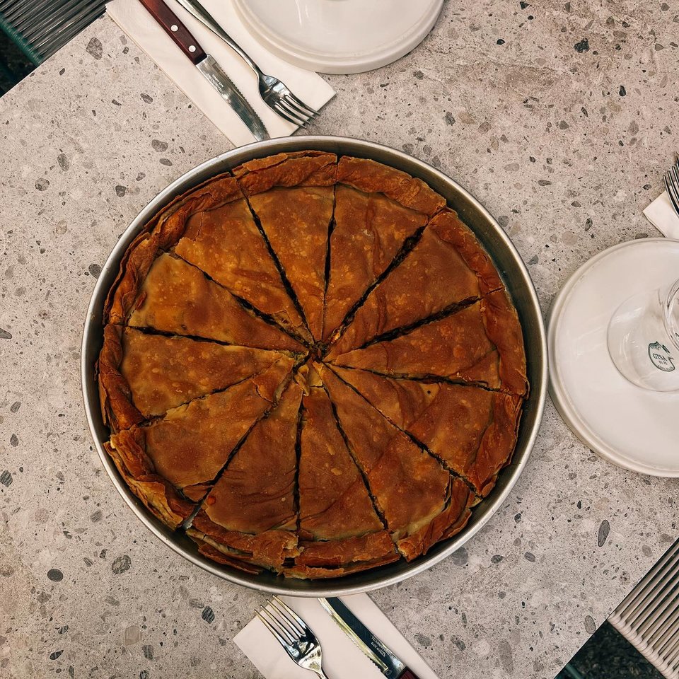 Η παραδοσιακή χορτόπιτα του Tsiftis Gastrokoutouki+ / Φωτογραφία: tsiftis_gastrokoutouki/Instagram