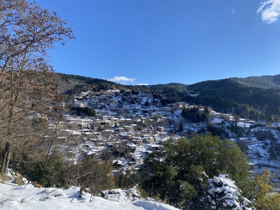 Πλησίον της πλατείας ρολογιού, μια ακόμη γειτονιά του χωριού αναβιώνει και τρεις παλιές παραδοσιακές οικίες μετατράπηκαν σε έναν ξενώνα