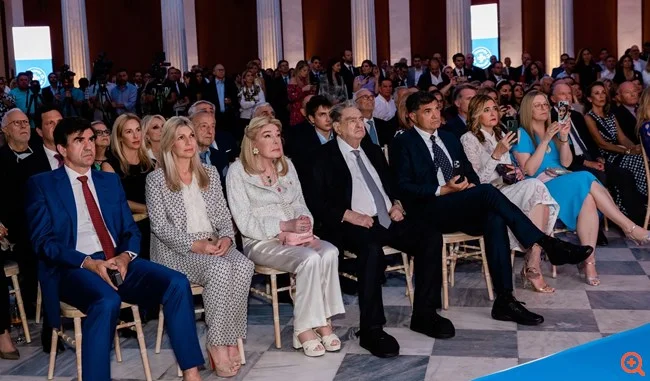 Δίπλα του στην πρώτη σειρά 4 από τα παιδιά του ζεύγους Βαρδή και Μαριάννας Βαρδινογιάννη. Από αριστερά, ο Νίκος Βαρδινογιάννης, η σύζυγος του Γιώργου Βαρδινογιάννη Αριέττα Λιβανού, η Μαριάννα Βαρδινογιάννη, ο Βαρδής Βαρδινογιάννης, ο Γιάννης Βαρδινογιάννης, η Χριστιάνα Βαρδινογιάννη και η Βαρδιάννα Βαρδινογιάννη. 