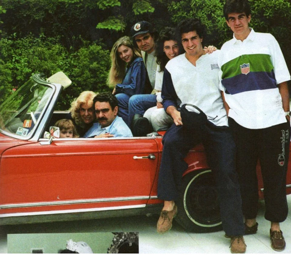 O Βαρδής και η Μαριάννα Βαρδινογιάννη με τα πέντε παιδιά τους