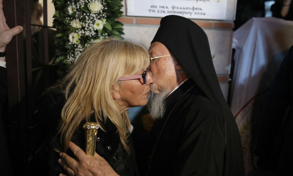 Ο Οικουμενικός Πατριάρχης ασπάζεται τη μητέρα του Μιχάλη Κατσούρη / Φωτογραφία: Intimenews, ΝΙΚΟΣ ΒΗΧΟΣ