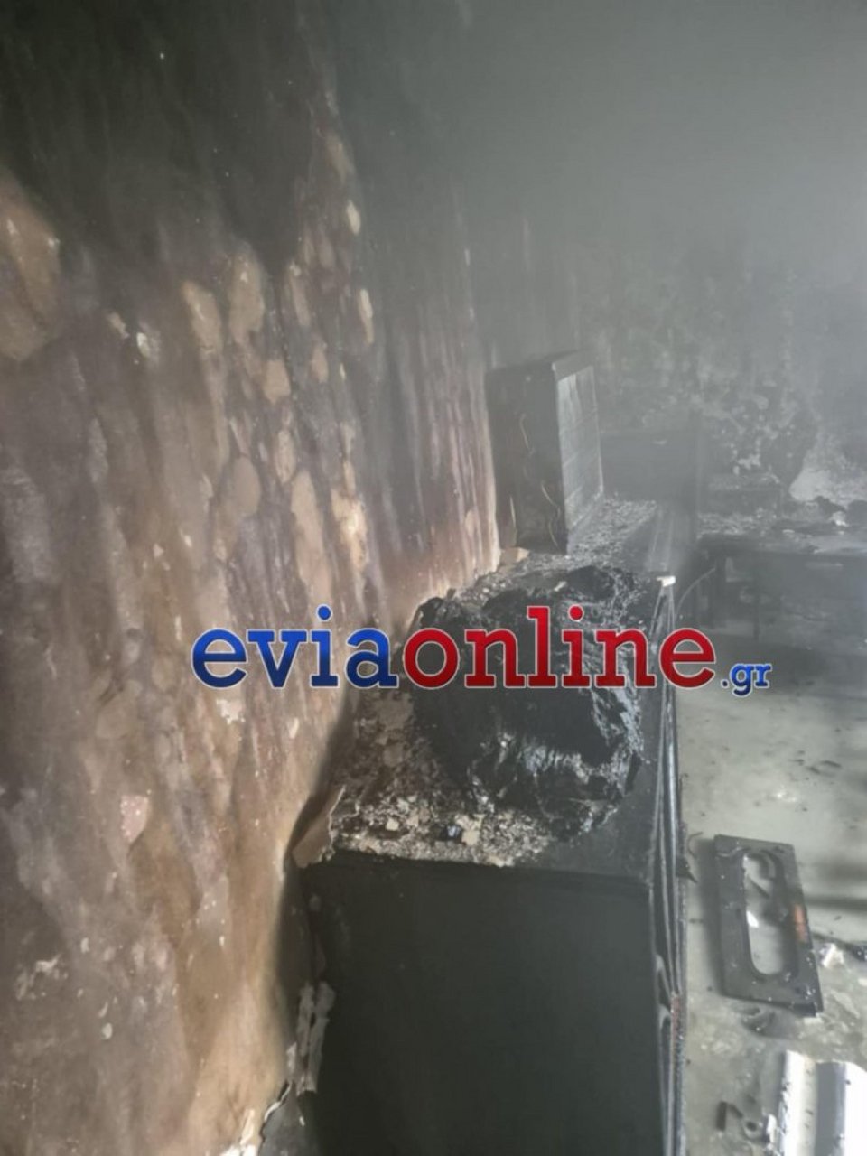 Με την άμεση επέμβαση της Πυροσβεστικής, η φωτιά περιορίστηκε στο υπνοδωμάτιο του σπιτιού