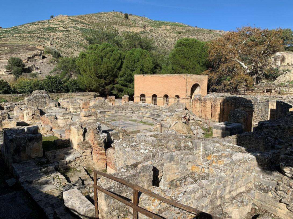 Άποψη του κοίλου του Θεάτρου και του χώρου με την επιγραφή