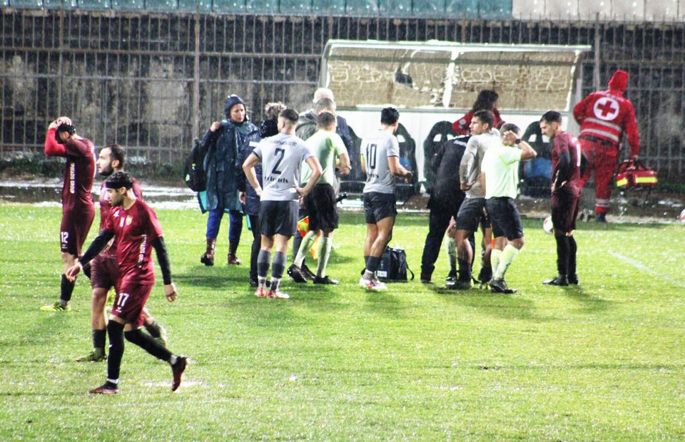 «Έπεσε κεραυνός δίπλα στο γήπεδο, και τα ηλεκτρονικά μέσα που φοράμε -οι ενδοεπικοινωνίες- τράβηξαν κάποιο φορτίο. Ένιωσα ένα σούβλισμα στο κεφάλι και μαύρισαν όλα»