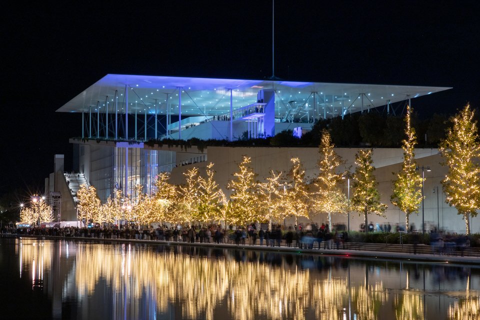 Στις 19.00 ακριβώς, χιλιάδες φωτάκια LED, με συνολικό μήκος 34 χιλιόμετρα, άναψαν στα 84 πλατάνια κατά μήκος του Καναλιού, τα τρία πανύψηλα (11 μέτρα) έλατα της Αγοράς
