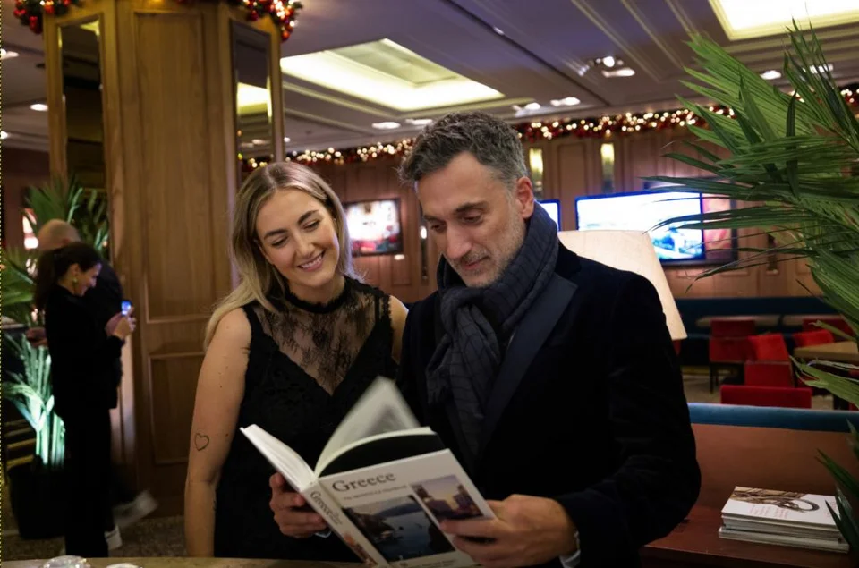 Ξεφυλλίζοντας το «Τhe Monocle Handbook:Greece». Ο Γιώργος Παπατζανής, διευθυντής του γραφείου της υοπυργού Πολιτισμού και συνεργάτιδα του Monocle στην εκδήλωση παρουσίασης της συνεργασίας.