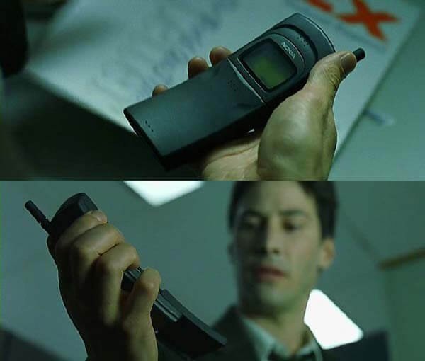 Ο Keanu Reeves χρησιμοποιεί ένα Nokia 8110, το περίφημο κινητό «μπανάνα», στην ταινία The Matrix / ΙΜDB
