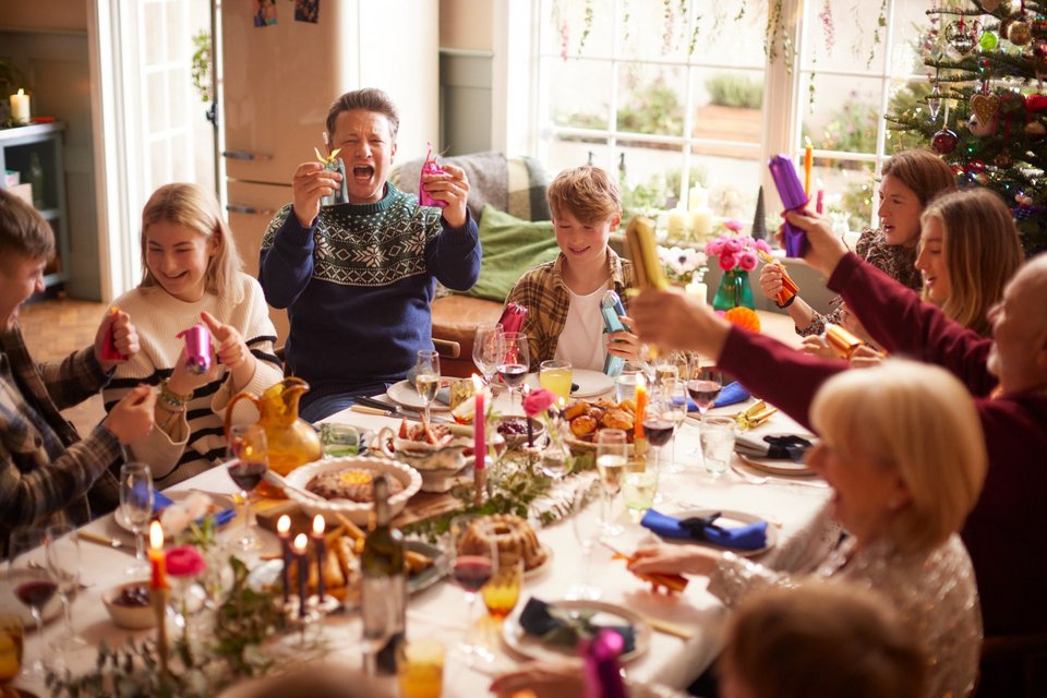 Τα μεγάλα, πλούσια γεύματα αποτελούν συχνά σήμα κατατεθέν της εορταστικής περιόδου / PEXELS