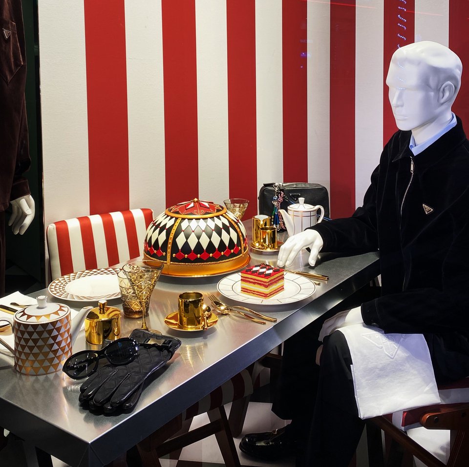 Η ανδρική βιτρίνα της μπουτίκ του οίκου Prada στη Βουκουρεστίου / Φωτογραφία: Μάνος Λειβαδάρος/iefimerida