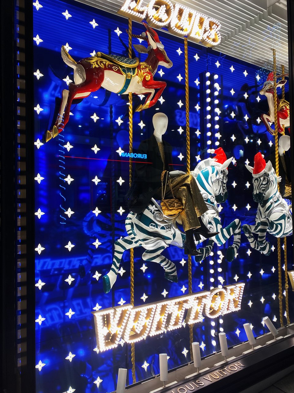Η βιτρίνα της μπουτίκ του οίκου Louis Vuitton στη Βουκουρεστίου / Φωτογραφία: Μάνος Λειβαδάρος/iefimerida