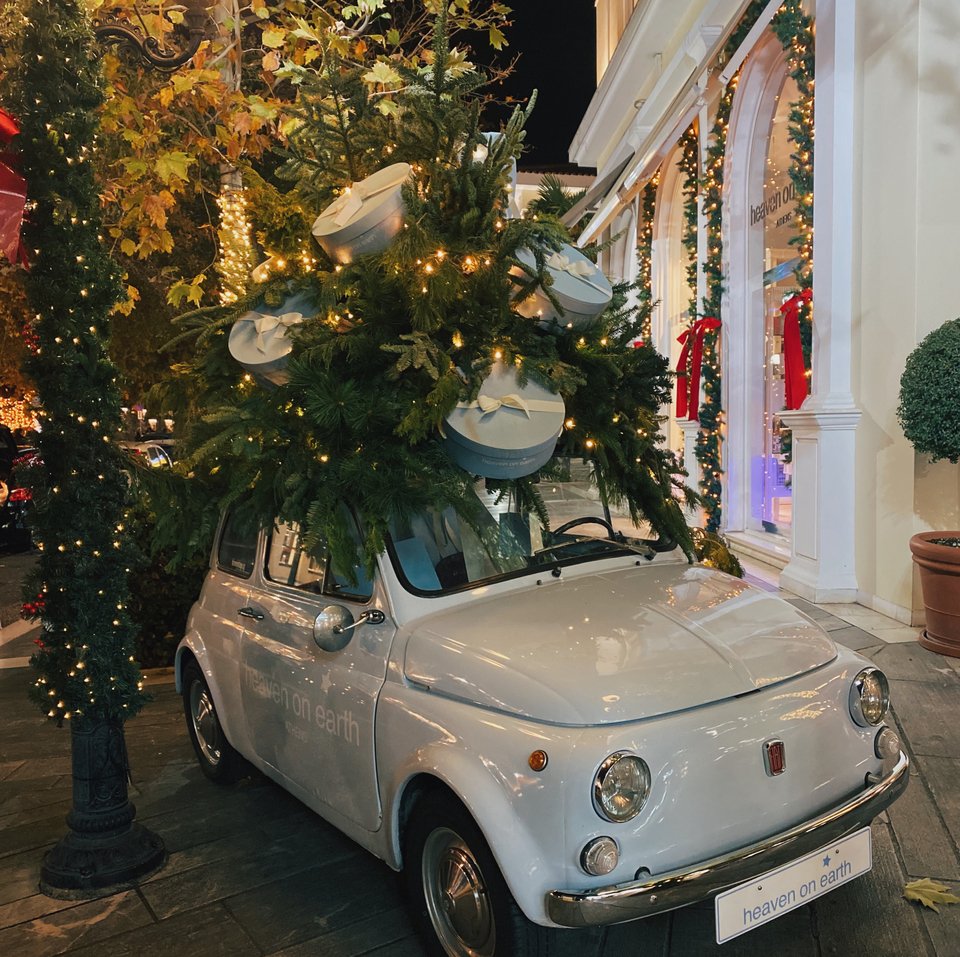 Το στολισμένο vintage φιατάκι φoρτωμένο με χριστουγεννιάτικα έλατα έξω από το Heaven On Earth στην Κηφισιά / Φωτογραφία: Μάνος Λειβαδάρος/iefimerida