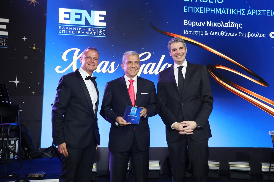  Ο Βύρων Νικολαΐδης &nbsp;με το Βραβείο «Επιχειρηματικής Αριστείας» που απονεμήθηκε στην&nbsp;PeopleCert&nbsp;από την ΕΕΝΕ, με Αρμόδιο Γιαννίδη (Αντιπρόεδρο ΕΕΝΕ) και Αλέξανδρο Αγγελόπουλο (Αντιπρόεδρο ΕΕΝΕ) 
