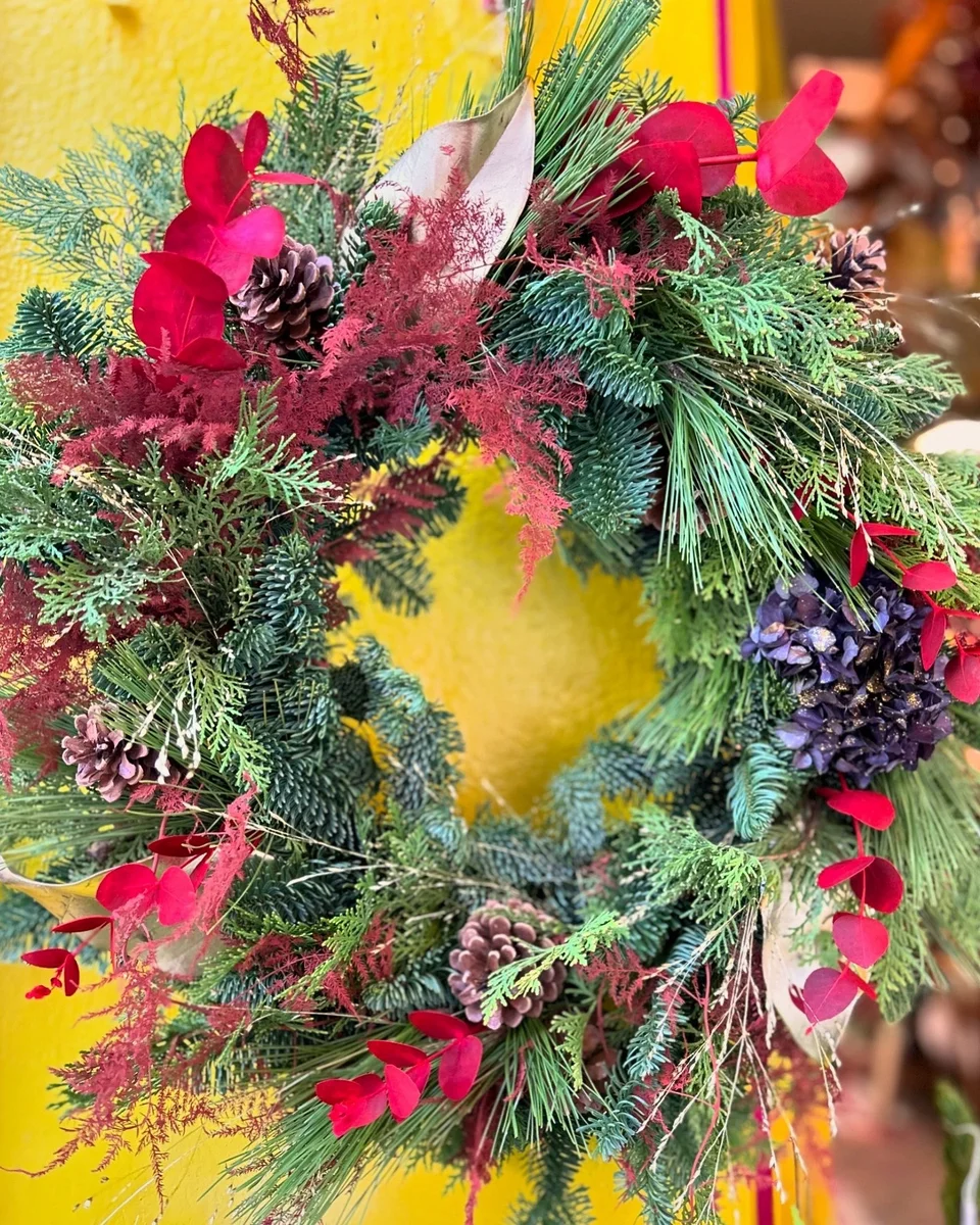 Στεφάνι με αποξηραμένα φυτά και κουκουνάρια