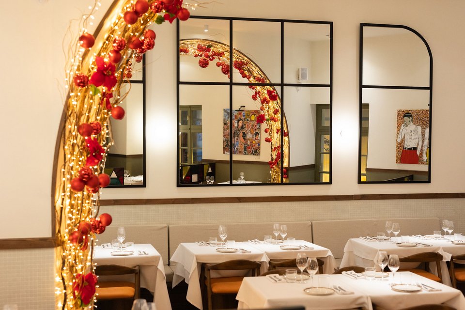 H στολισμένη σάλα του Ateno Cook &amp; Deli