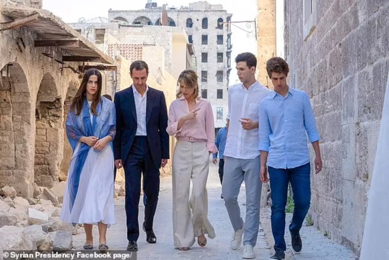 Ο Μπασάρ αλ Άσαντ, η σύζυγός του Άσμα και τα παιδιά τους σε μια φωτογραφία του 2022
