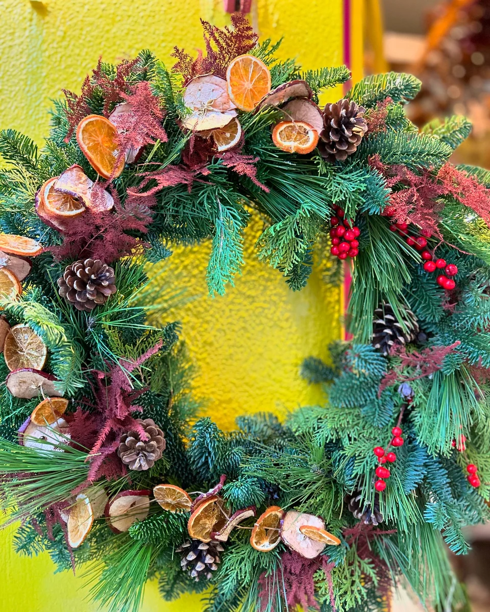 Στεφάνι με αποξηραμένα φρούτα, κουκουνάρια και φυτά