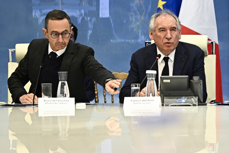 Ο Φρανσουά Μπαϊρού δίπλα στον υπουργό Εσωτερικών Μπρουνό Ρεταγιό / POOL AFP