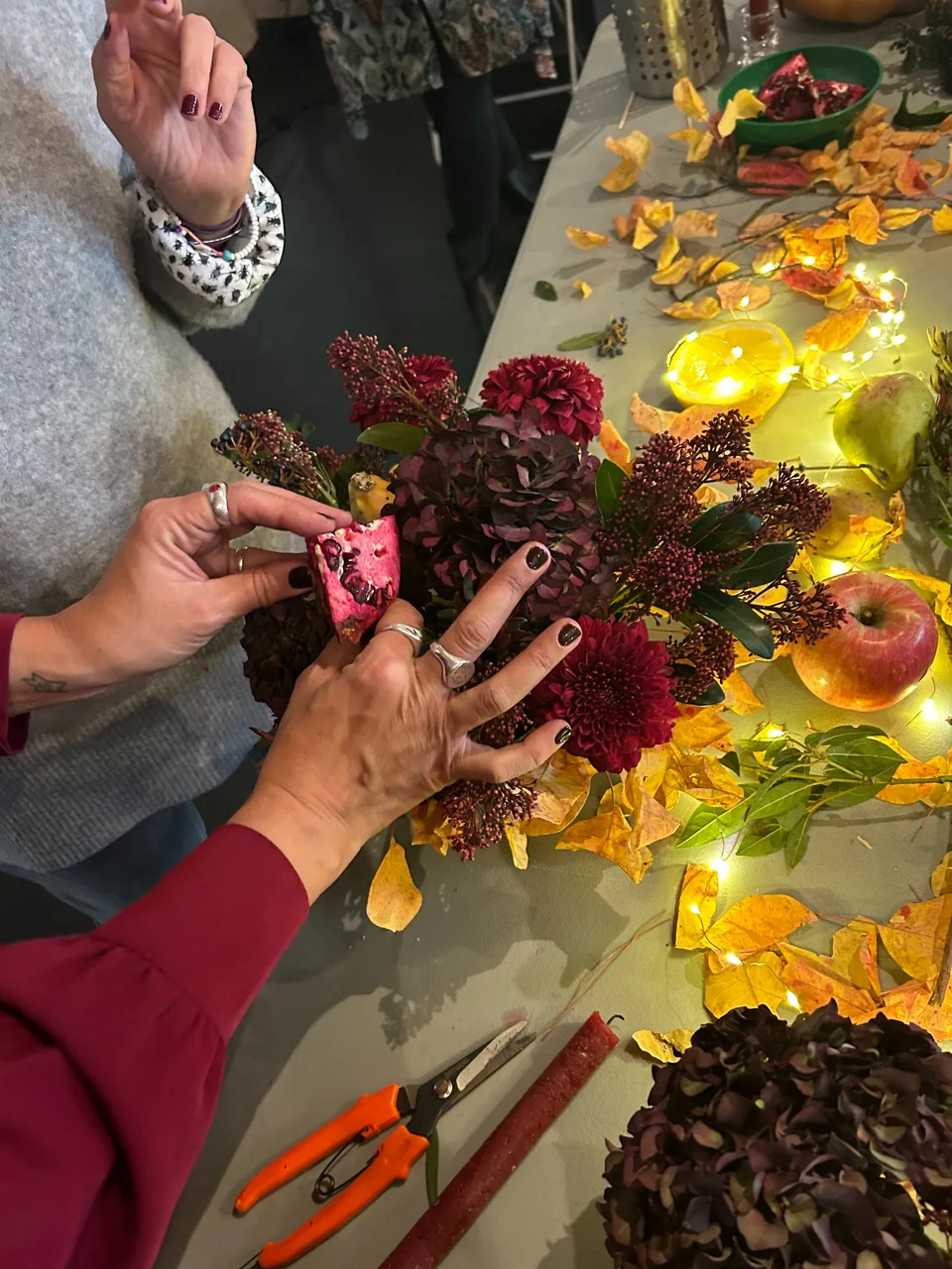 Δημιουργώντας μια σύνθεση με φυτά, μήλα και ρόδια