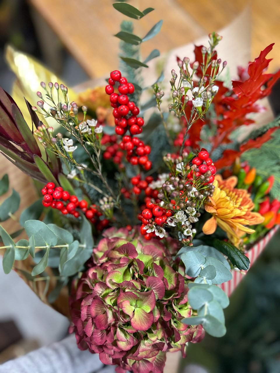 Ένα χειμερινό γιορτινό μπουκέτο στα χρώματα που αυτή τη σεζόν είναι της μόδας