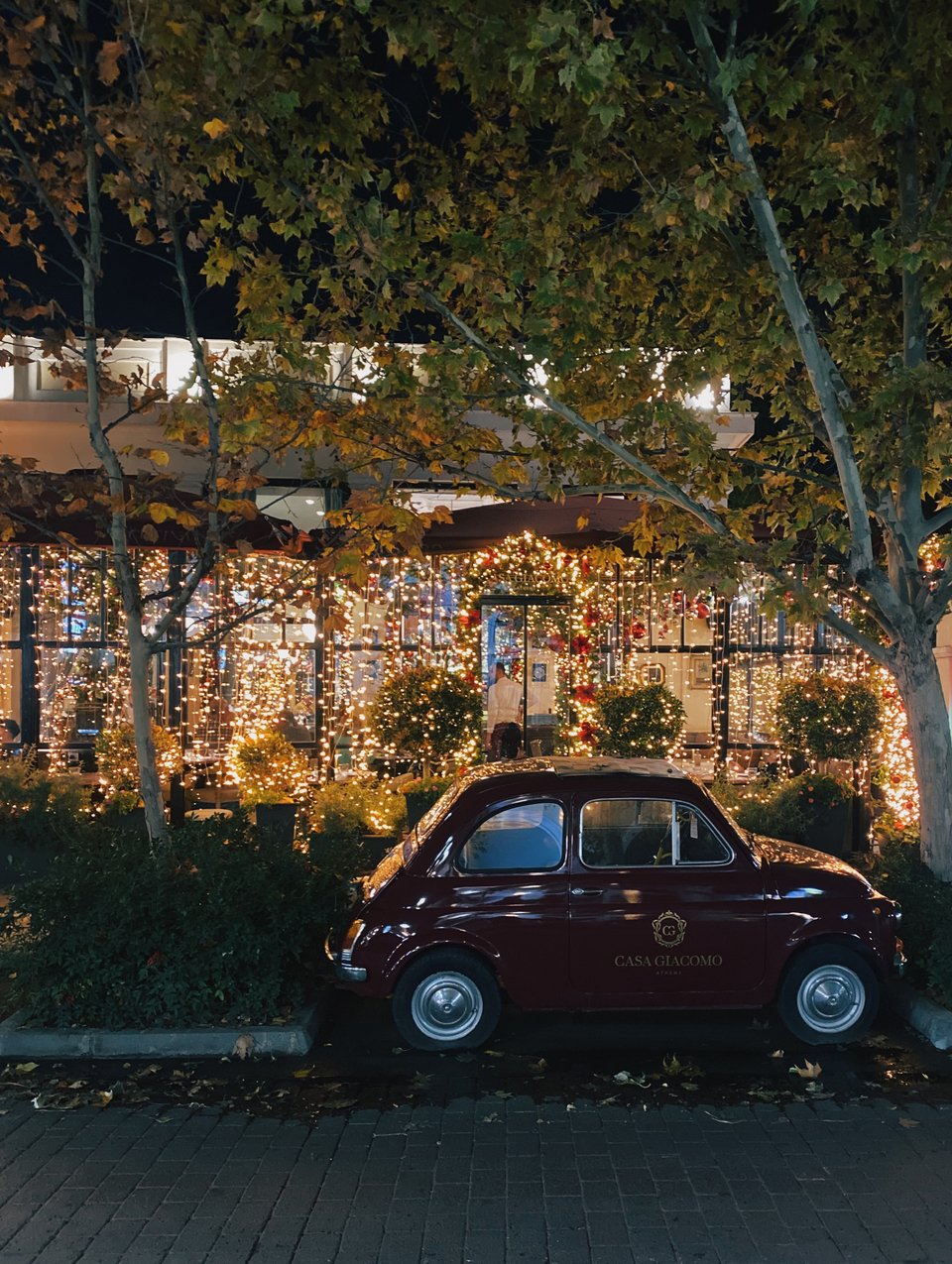 Το φιατάκι του Giacomo, παρκαρισμένο μπροστά από την είσοδο του δημοφιλούς εστιατορίου της Λεβίδου / Φωτογραφία:&nbsp;Μάνος Λειβαδάρος/iefimerida