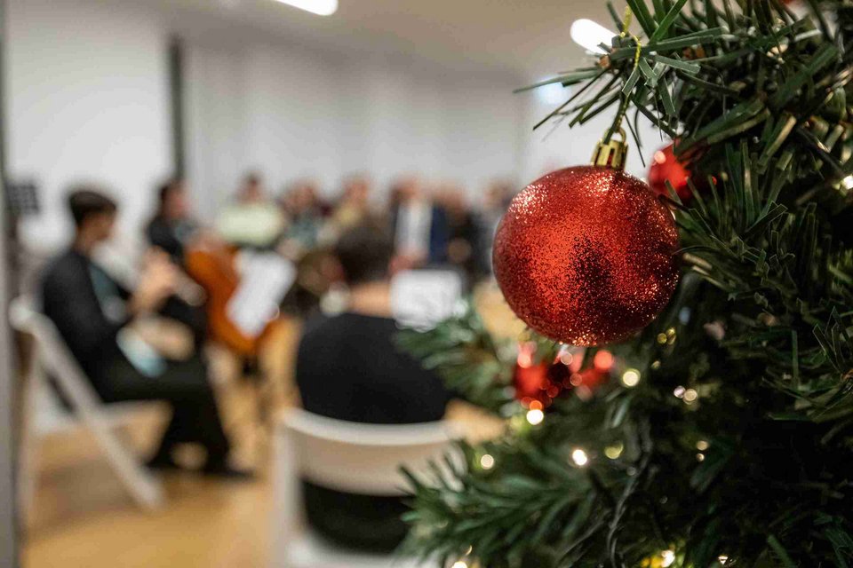 Οι επισκέπτες μπορούν να προμηθευτούν ζεστή σοκολάτα και να απολαυσουν τζαζ στο μουσείο Μαρια Κάλλας