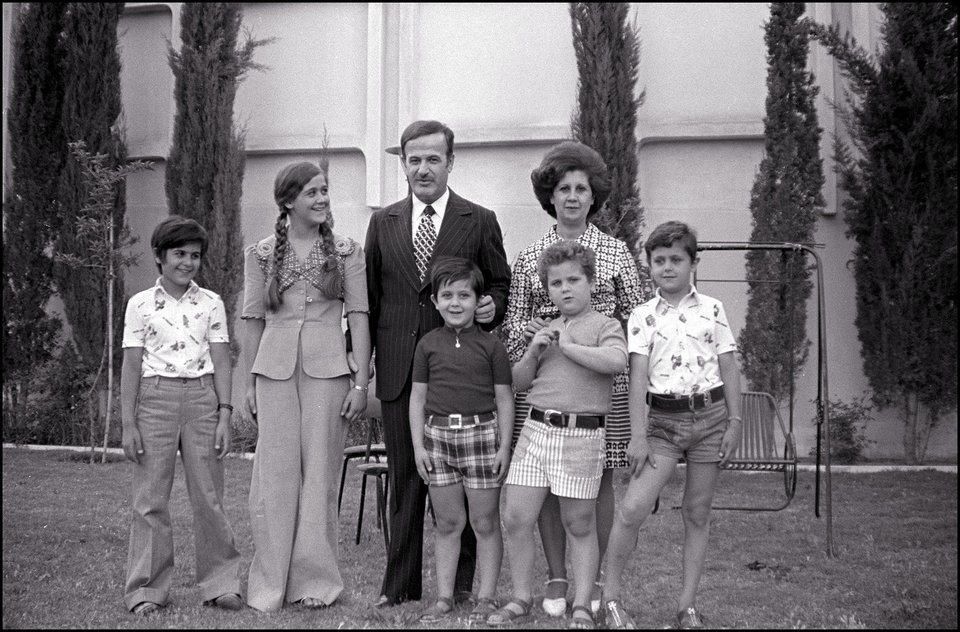 Ο τότε πρόεδρος της Συρίας Hafez al-Assadτ με τη σύζυγό του Anisa Makhlouf και τα παιδιά του (από αριστερά): Basel, Bushra, Maher, Majd και Bashar το 1974