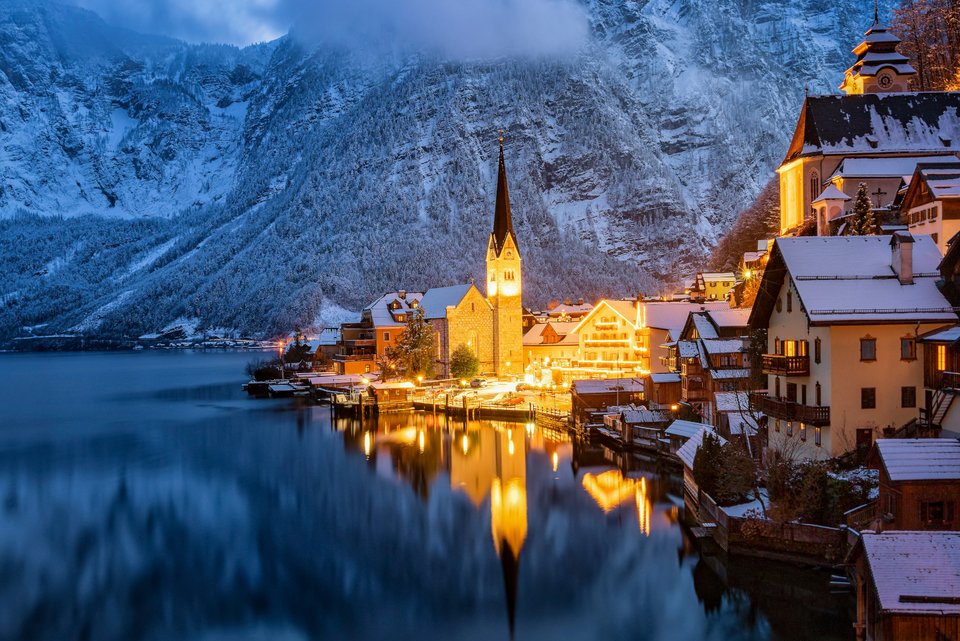 Άποψη του διάσημου χωριού Hallstatt, Αυστρία, κατά τη διάρκεια του χειμερινού σούρουπου
